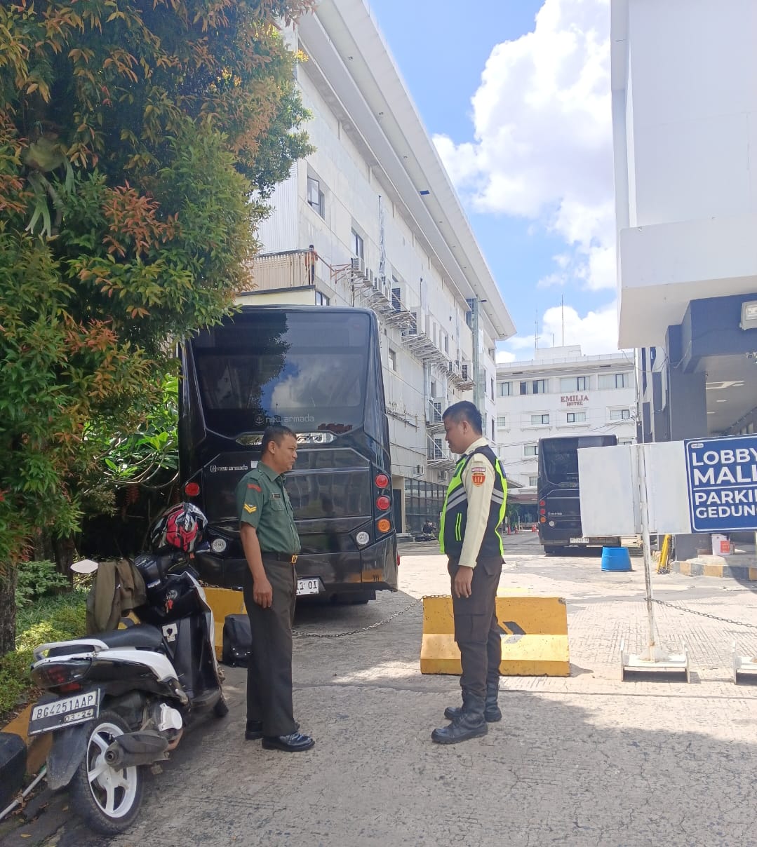 Babinsa 24 Ilir Sambangi Security PIM, Imbau Atur Lalu Lintas dan Tingkatkan Kewaspadaan 1