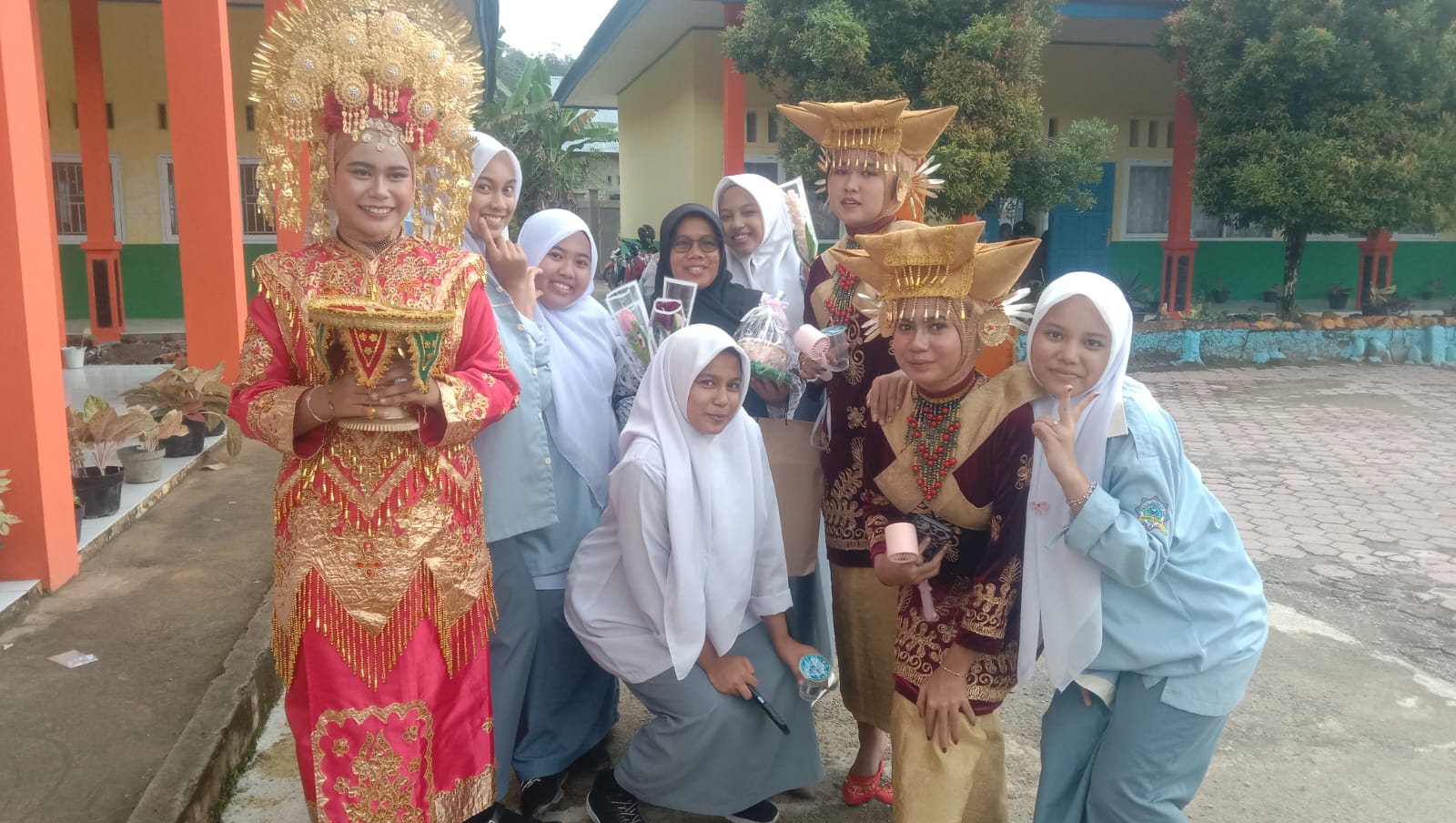 SMA Negeri 2 Batang Kapas Peringati Hari Guru 2025 dengan Suasana Haru dan Kebersamaan 2
