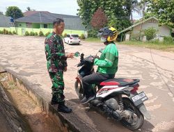 Babinsa Talang Semut Imbau Ojek Online Lebih Waspada Saat Musim Hujan