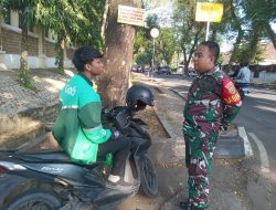 Babinsa 22 Ilir Ajak Pengemudi Ojek Online Tetap Semangat di Tengah Ekonomi Sulit