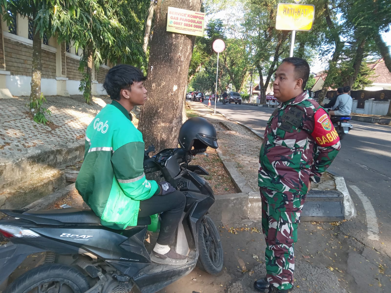 Babinsa 22 Ilir Ajak Pengemudi Ojek Online Tetap Semangat di Tengah Ekonomi Sulit 1