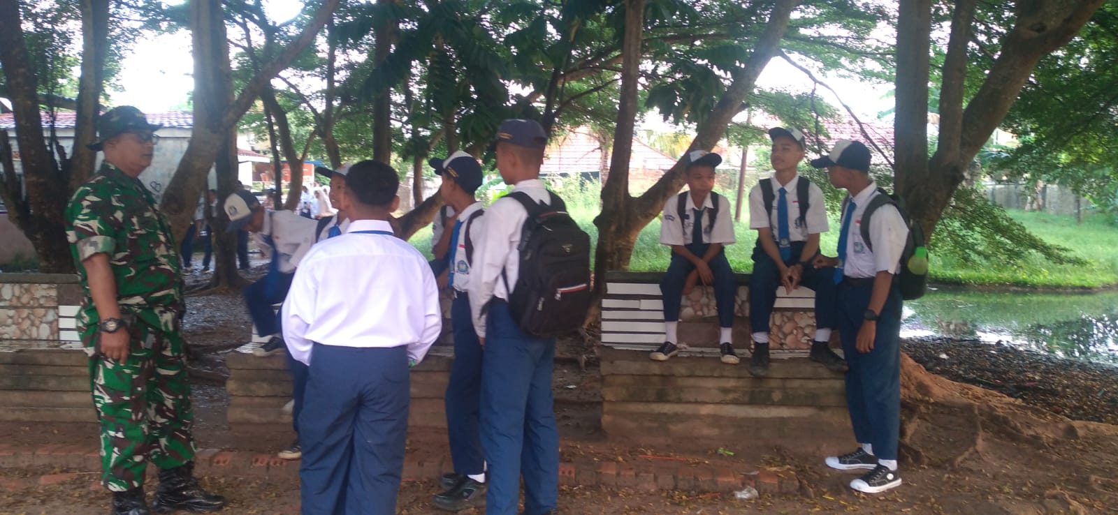 Babinsa Srimulya Beri Edukasi Bahaya Narkoba dan Motivasi Belajar kepada Siswa SMPN 23 Palembang 1