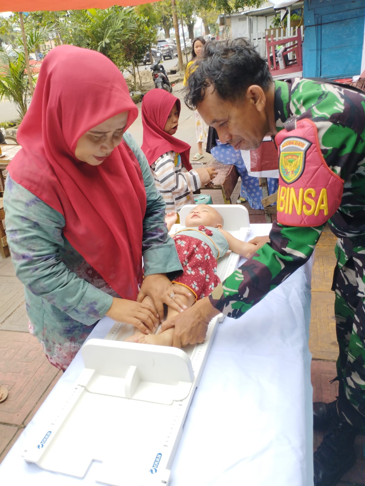 Babinsa 23 Ilir Dampingi Imunisasi Balita, Ajak Warga Rutin Cek Kesehatan di Posyandu 1