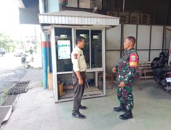 Babinsa Lorok Pakjo Sertu Agung Prasetyo Lakukan Komsos Bersama Security CHR Pastikan Keamanan Lingkungan