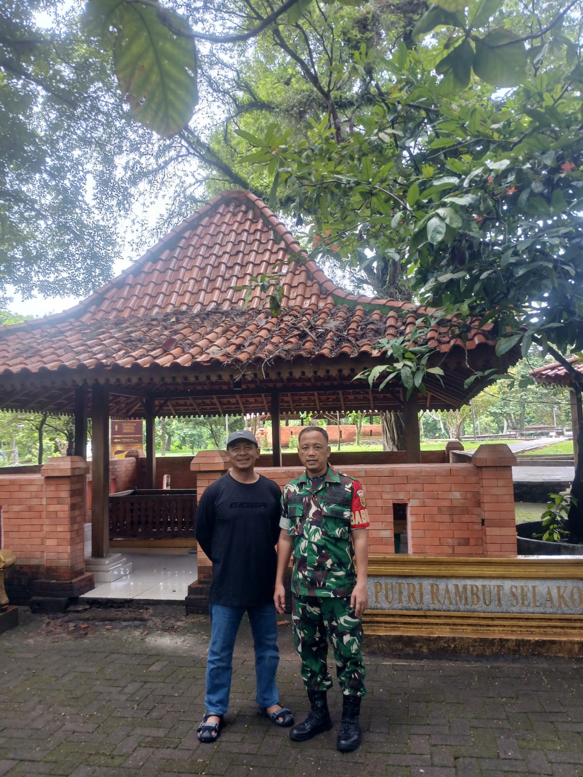 Babinsa Bukit Lama Ajak Pengunjung Taman Siguntang Jaga Kebersihan dan Kelestarian Cagar Budayaq 1