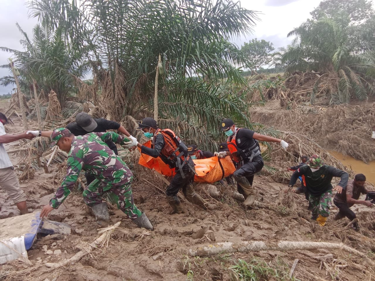 TNI dan Tim Gabungan Evakuasi Jenazah Korban Banjir Bandang di Langkahan 1