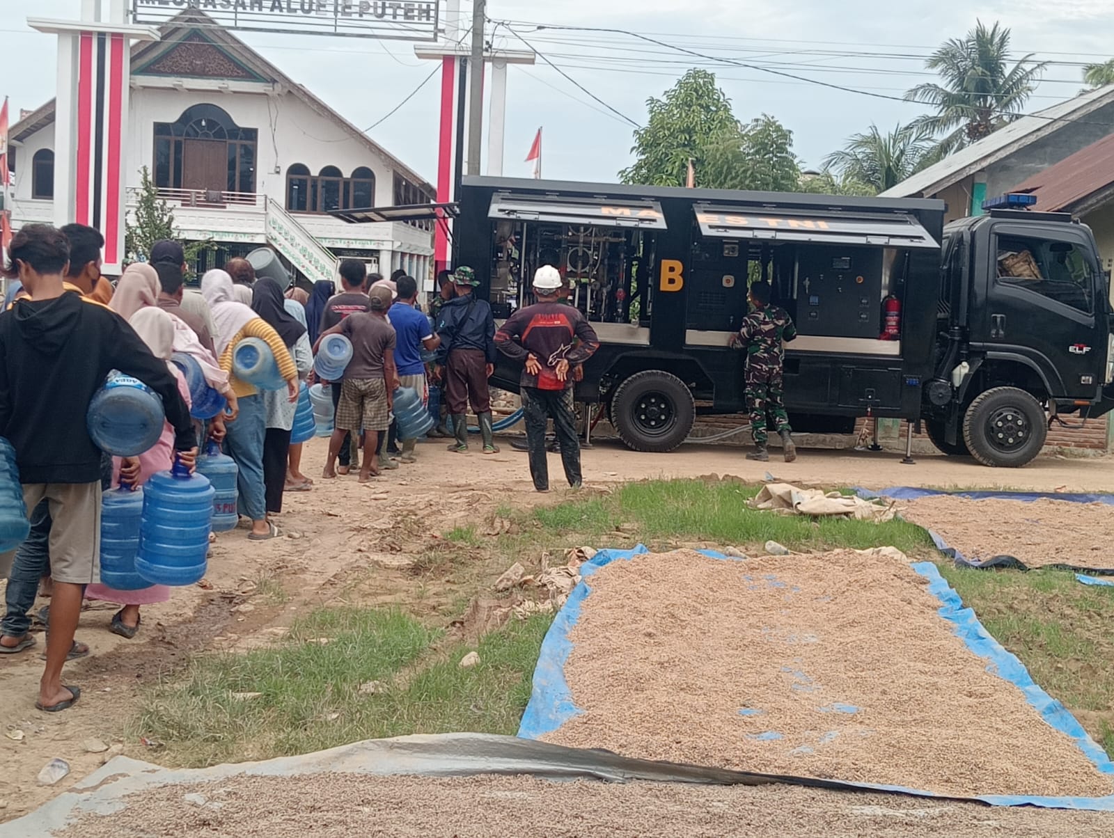 Mabes TNI Salurkan 5.300 Liter Air Bersih untuk Korban Pascabanjir di Baktiya, Aceh Utara 1