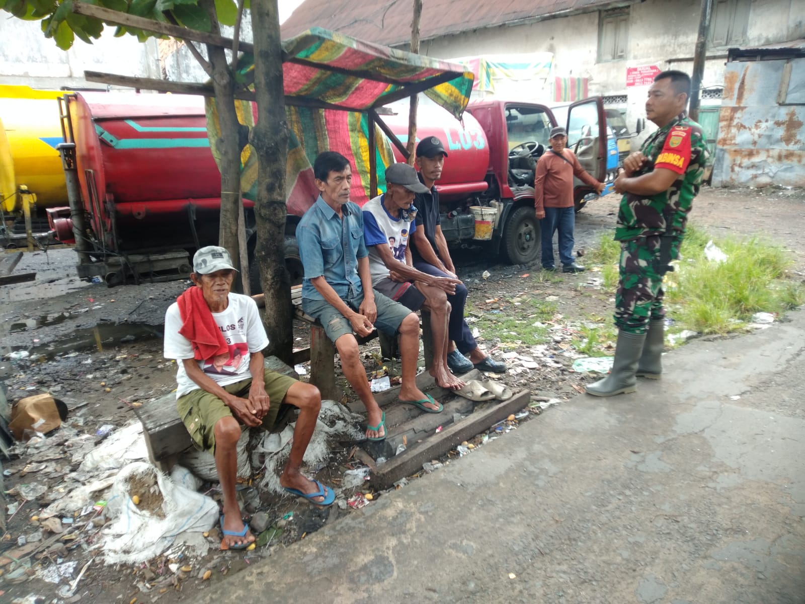 Babinsa Kelurahan 28 Ilir Ajak Warga Waspada Penyakit di Musim Hujan 1
