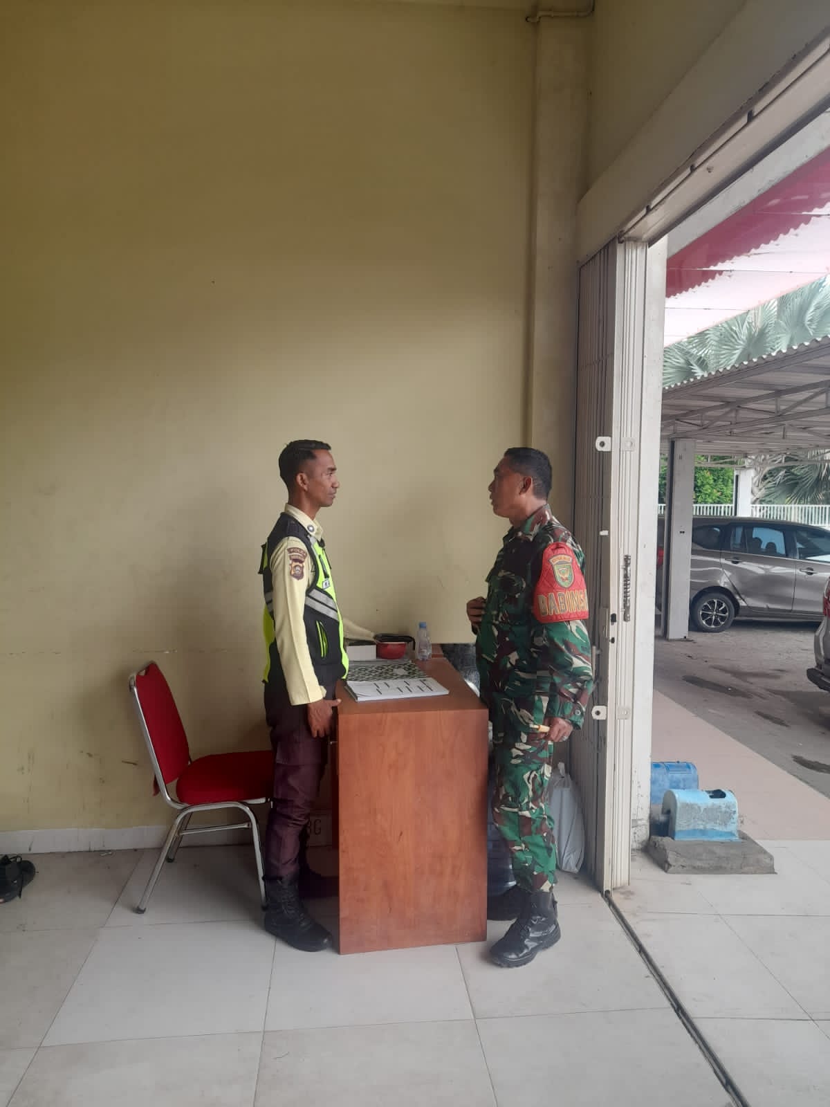 Babinsa Bukit Baru Imbau Security Sekolah Bina Ilmi Tingkatkan Keamanan dan Kewaspadaan 1