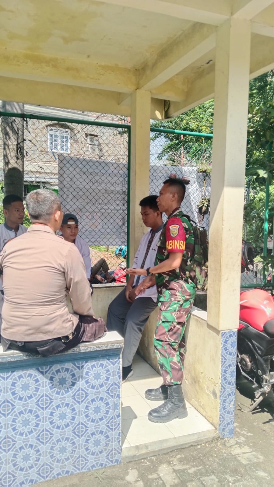 Babinsa dan Bhabinkamtibmas 30 Ilir Himbau Pelajar Tri Dharma Agar Tidak Terlibat Tawuran Usai Ujian 1