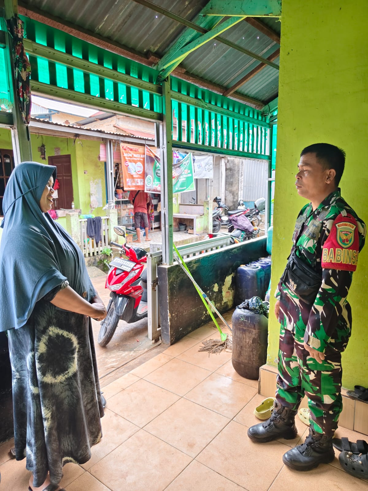 Babinsa Pulokerto Komsos dengan Ketua RT Bahas Keamanan Lingkungan 1