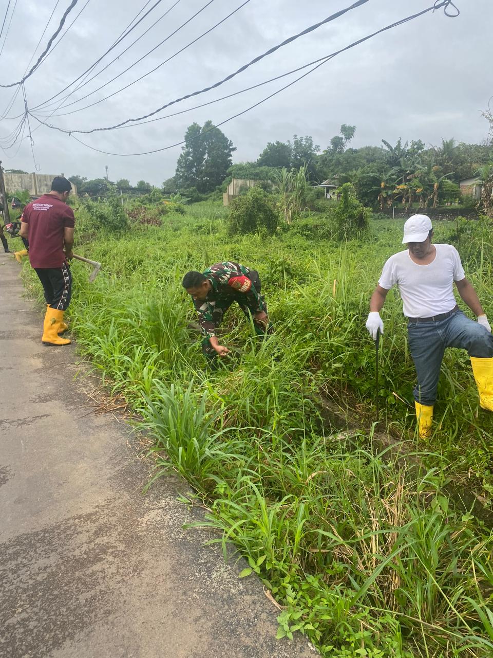 Babinsa Karang Anyar Gotong Royong Bersama Warga Bersihkan Saluran Parit 1