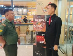 Babinsa 24 Ilir Laksanakan Komsos dengan Petugas Keamanan Transmart, Tekankan Kekompakan dan Kewaspadaan