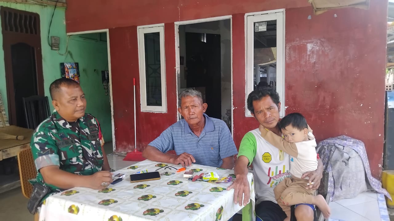 Babinsa Koramil 418-08/Sako Sertu Heri Kusnadi Perkuat Komsos, Jalin Kedekatan dengan Warga Karya Mulya 1