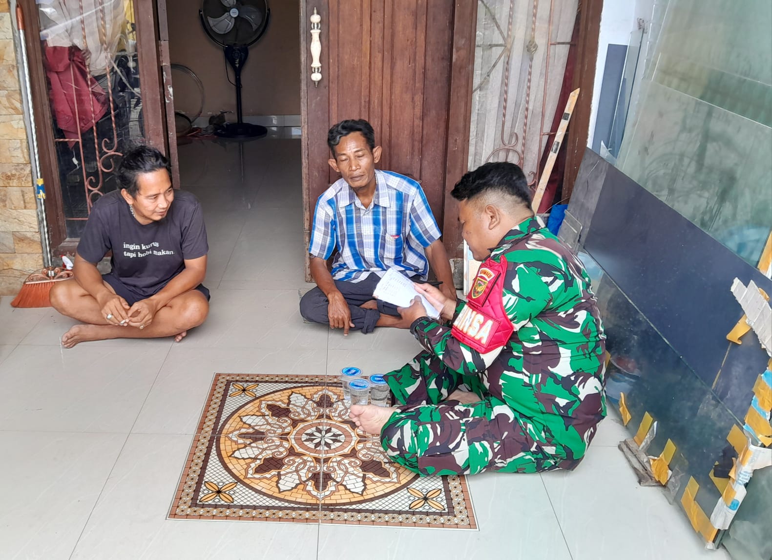 Babinsa Kelurahan 36 Ilir Bahas Kerawanan Banjir dan Kebakaran Bersama Ketua RT 1