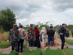 Babinsa Sako Monitoring Prosesi Pemakaman Militer Purnawirawan TNI di TMP Bahagia