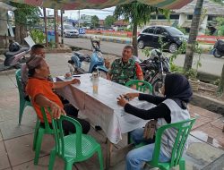 Babinsa 23 Ilir Bersama Bhabinkamtibmas Laksanakan Komsos, Ajak Warga Jaga Kesehatan dan Kebersihan Lingkungan