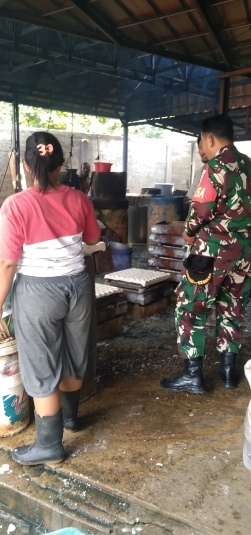 Babinsa Kemang Manis Dampingi UMKM Tahu, Dukung Program Peningkatan Kesejahteraan Masyarakat 2