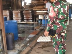 Babinsa Kemang Manis Dampingi UMKM Tahu, Dukung Program Peningkatan Kesejahteraan Masyarakat