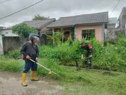 Babinsa Gandus Gotong Royong Bersama Warga Bersihkan Lingkungan, Cegah Banjir Saat Musim Hujan