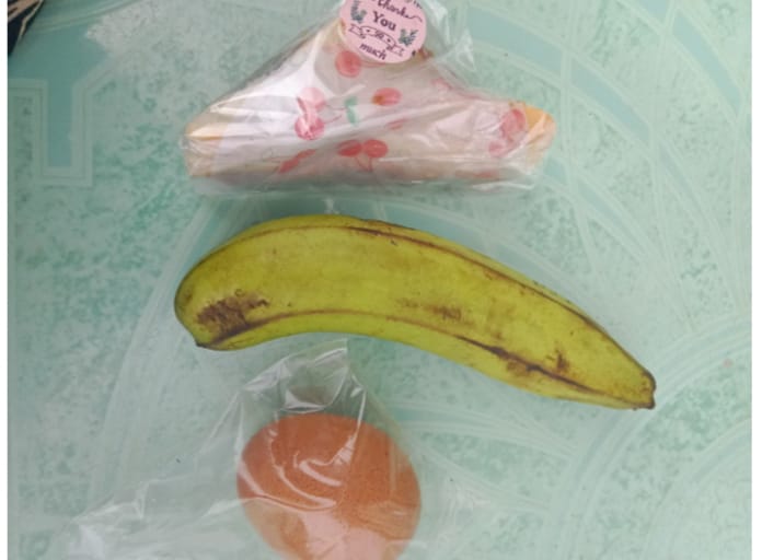Menu MBG yang ada di sekolah kecamatan Sp Padang OKI di sorot karena nilai gizinya di pertanyaan kan dengan nilai yang ada seperti hanya pisang , tomat, dan roti yang dibagi pada siswa.Sabtu (27/12/2025).