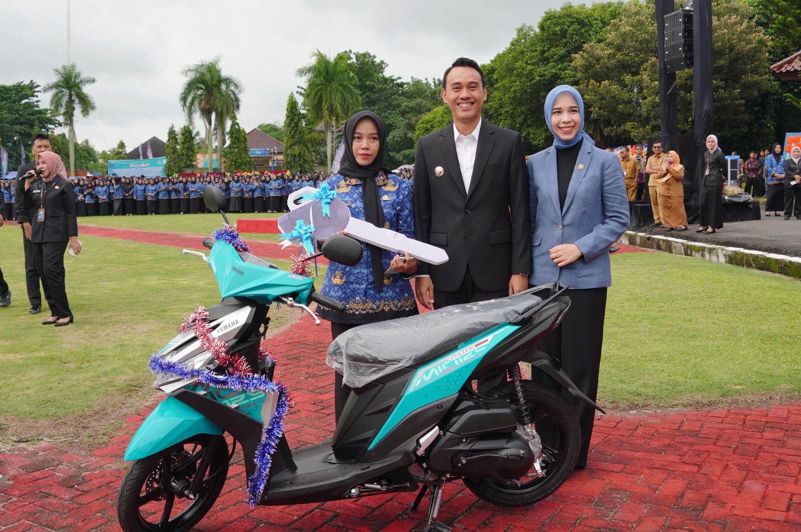 Honorer OKI Menangis Haru Dapat Motor Saat Dilantik PPPK. 1 Nurmala tenaga honorer yang baru diangkat mendapat door prize dari bupati OKI H.Muchendi Mahzareki dan ketua penggerak PKK OKI Hj. ike Muchend. Senin ( 29/12/2025).