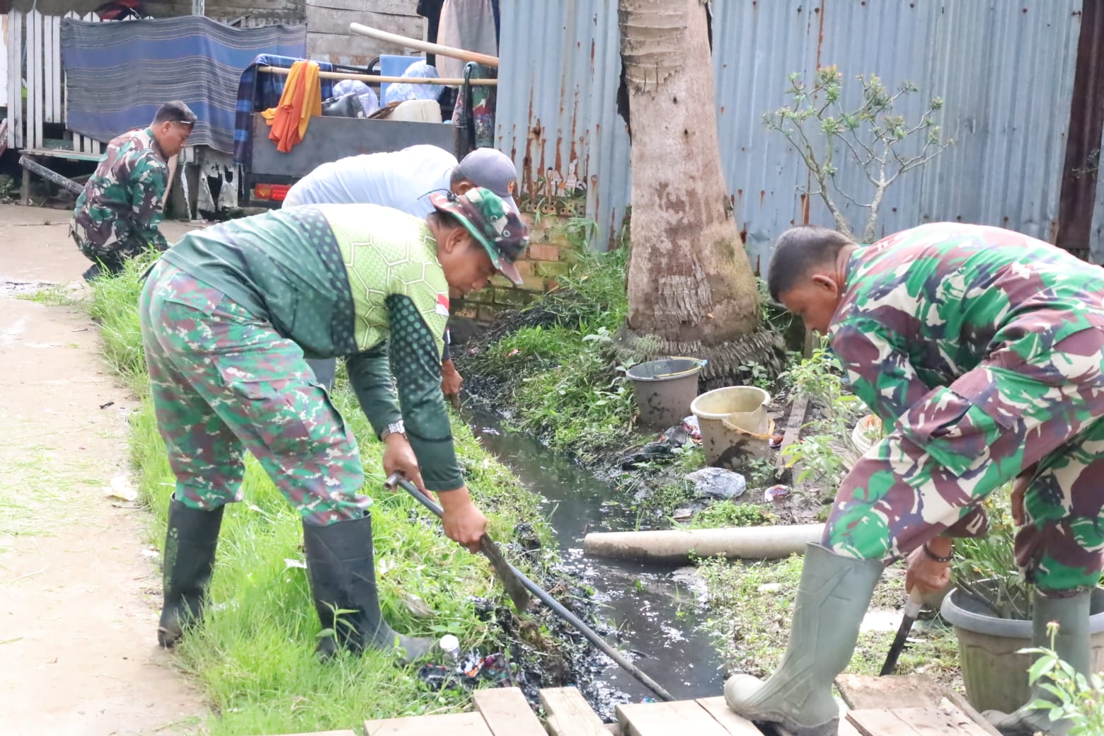 Dandim 0418/Palembang Dampingi Aster Kasdam II/Sriwijaya Cek Karya Bakti Antisipasi Bencana di Plaju 2