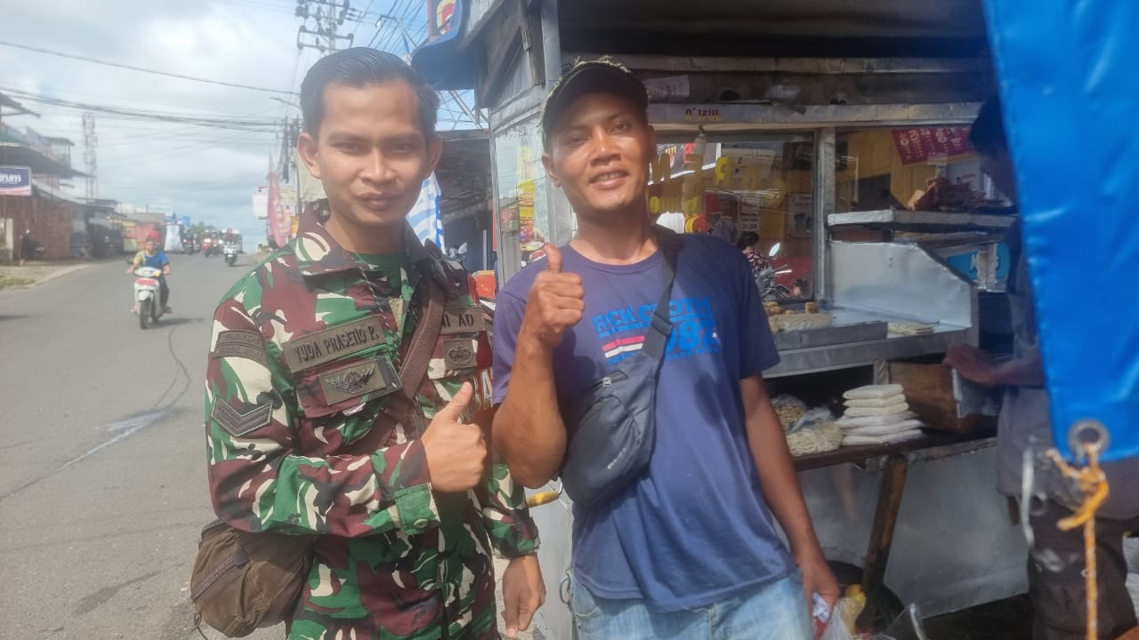 Babinsa Lorok Pakjo Laksanakan Komsos, Tekankan Kebersihan dan Keamanan Lingkungan 1