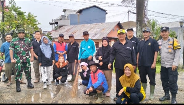 Babinsa dan Warga Kelurahan Kemang Manis Gotong Royong Bersihkan Jalan dan Parit 1