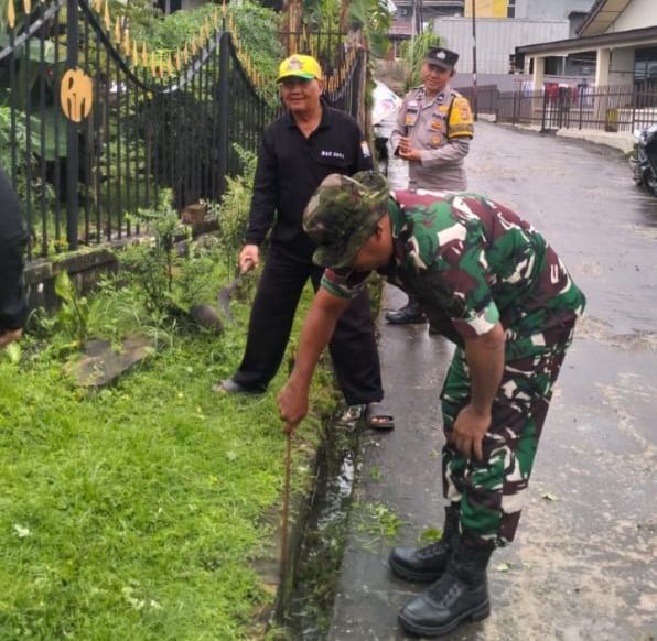 Babinsa dan Warga Kelurahan Kemang Manis Gotong Royong Bersihkan Jalan dan Parit 2