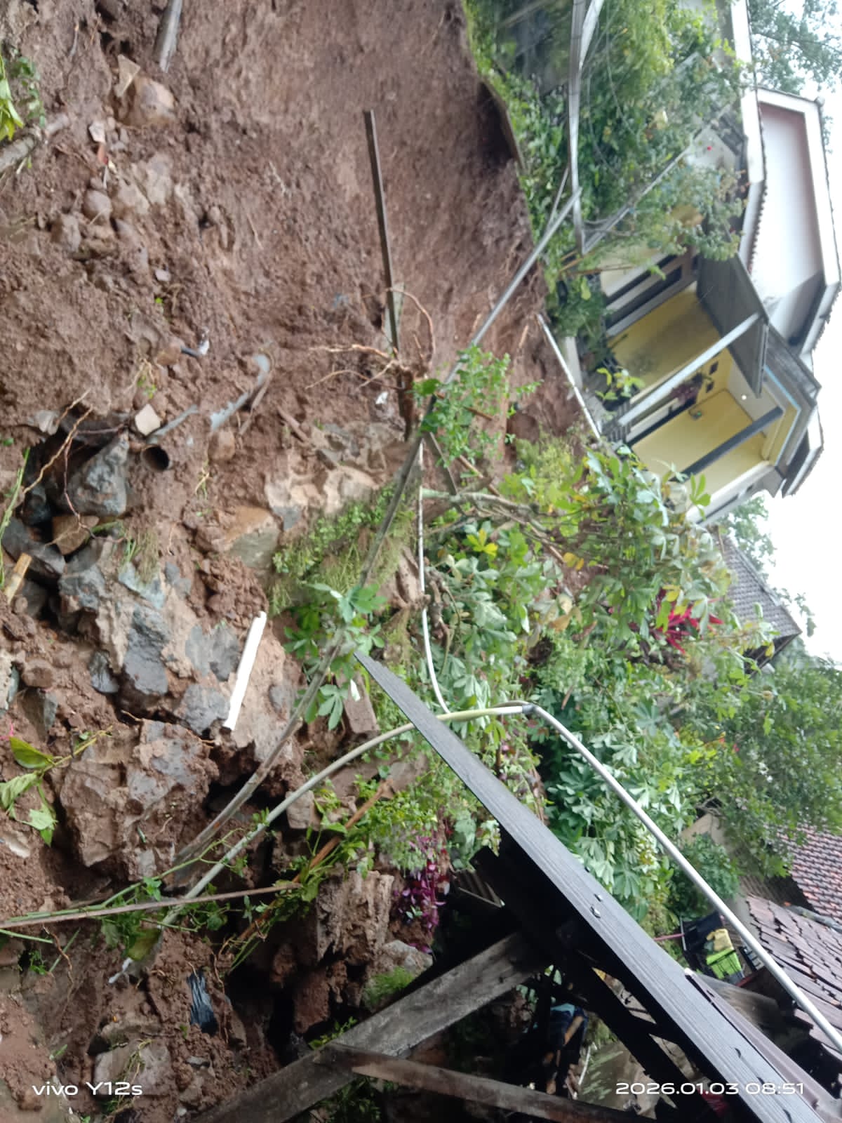 TPT Jebol di Waringinkurung, Tiga KK Terdampak Longsor 1