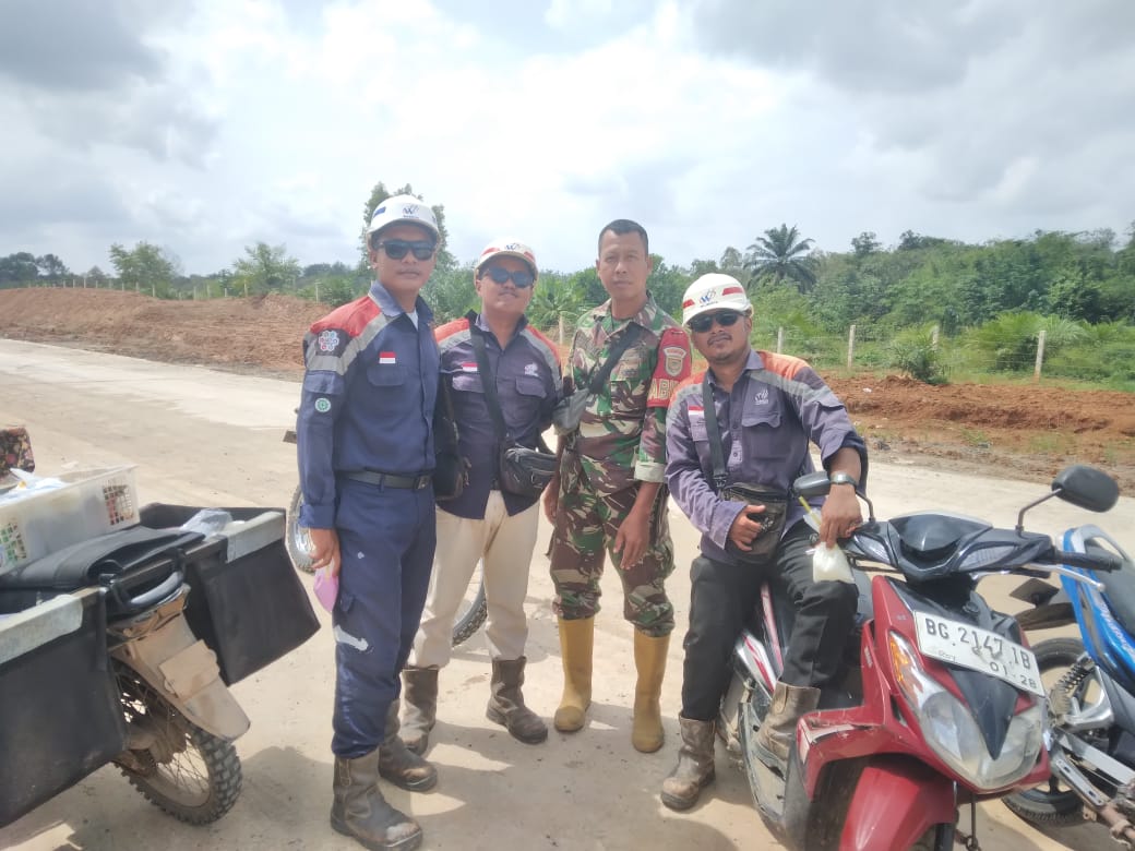 Babinsa Pulokerto Bahas Keamanan Jalan Tol Kapal Betung Bersama PT Waskita Karya 2