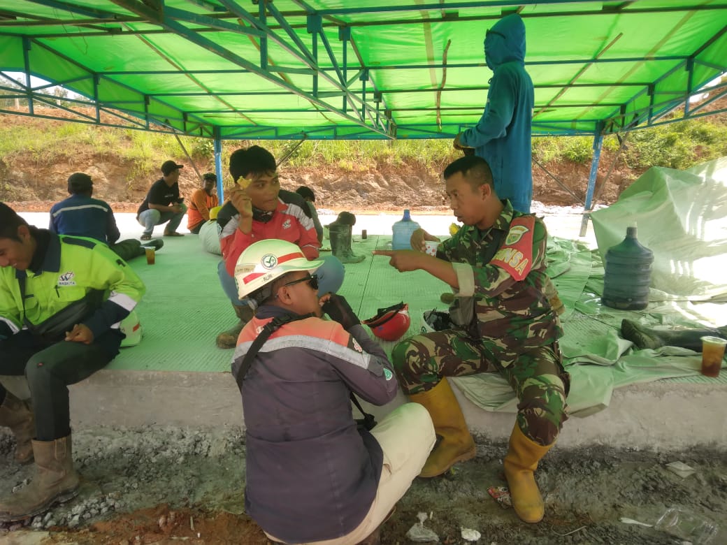 Babinsa Pulokerto Bahas Keamanan Jalan Tol Kapal Betung Bersama PT Waskita Karya 1