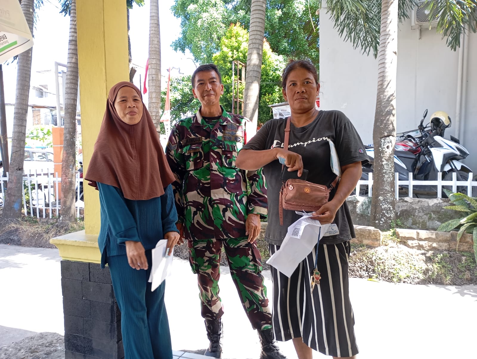 Babinsa Kelurahan 23 Ilir Gelar Komsos, Imbau Warga Jaga Kesehatan di Musim Tak Menentu 1