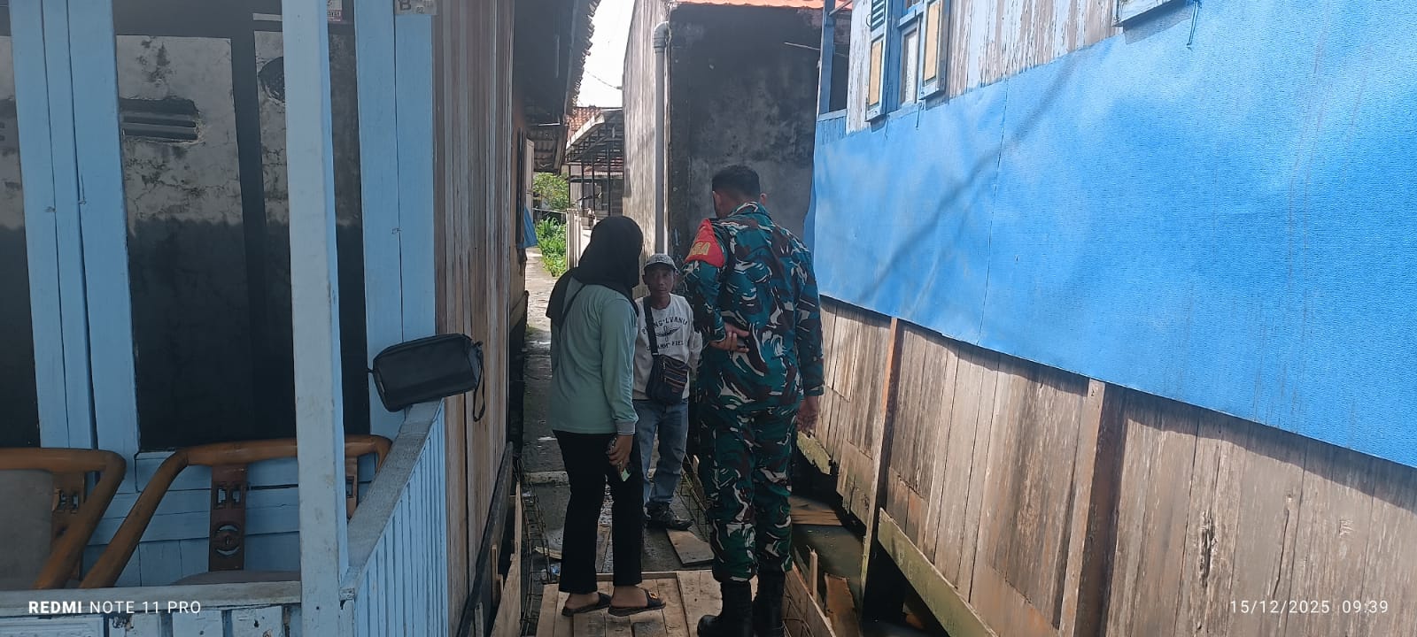 Babinsa Karang Anyar Bersama Warga Gotong Royong Cor Jalan Poros di Kecamatan Gandus 2