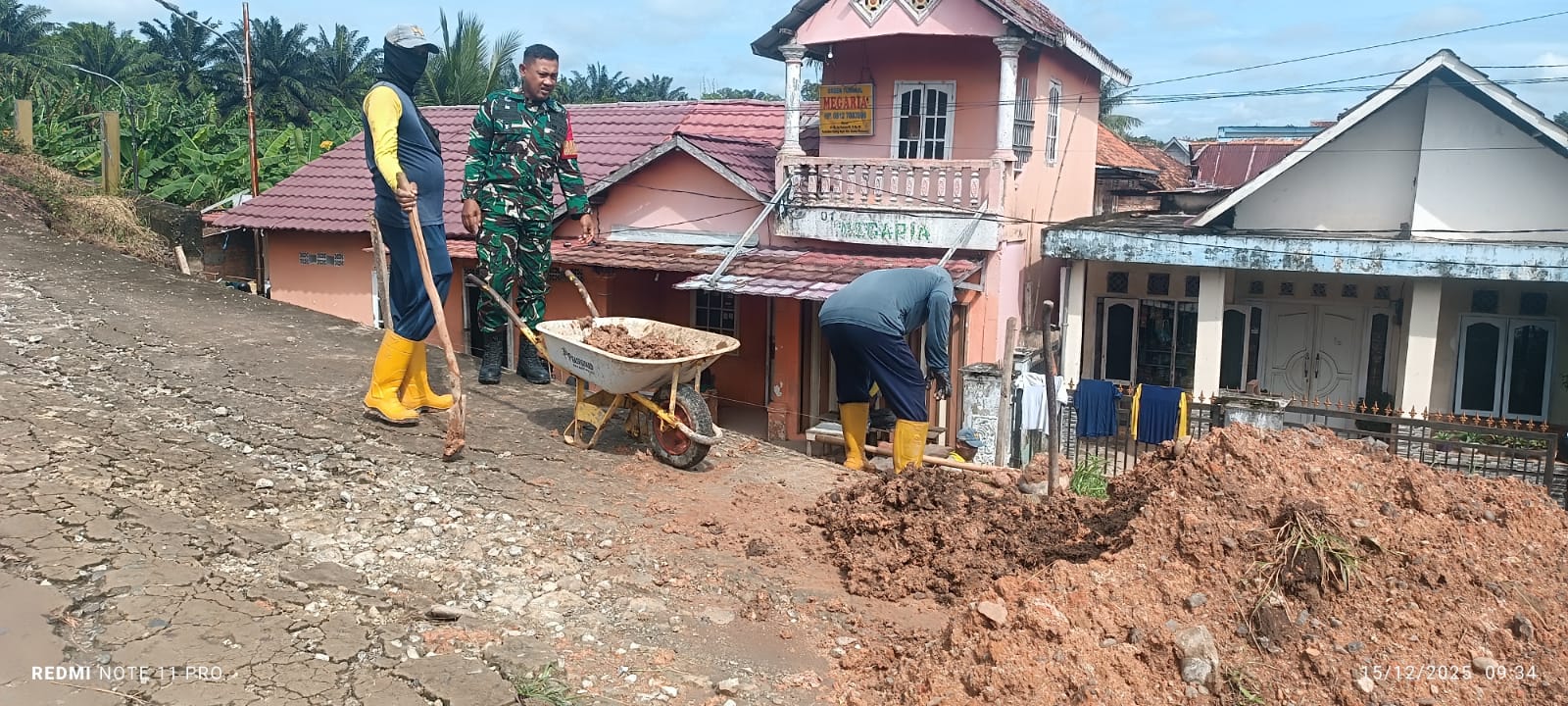 Babinsa Karang Anyar Bersama Warga Gotong Royong Cor Jalan Poros di Kecamatan Gandus 1