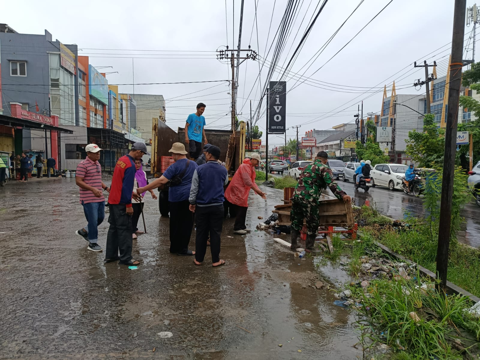 Hujan Tak Surutkan Semangat, Babinsa Sukamaju Bersama Warga Gelar Gotong Royong 1