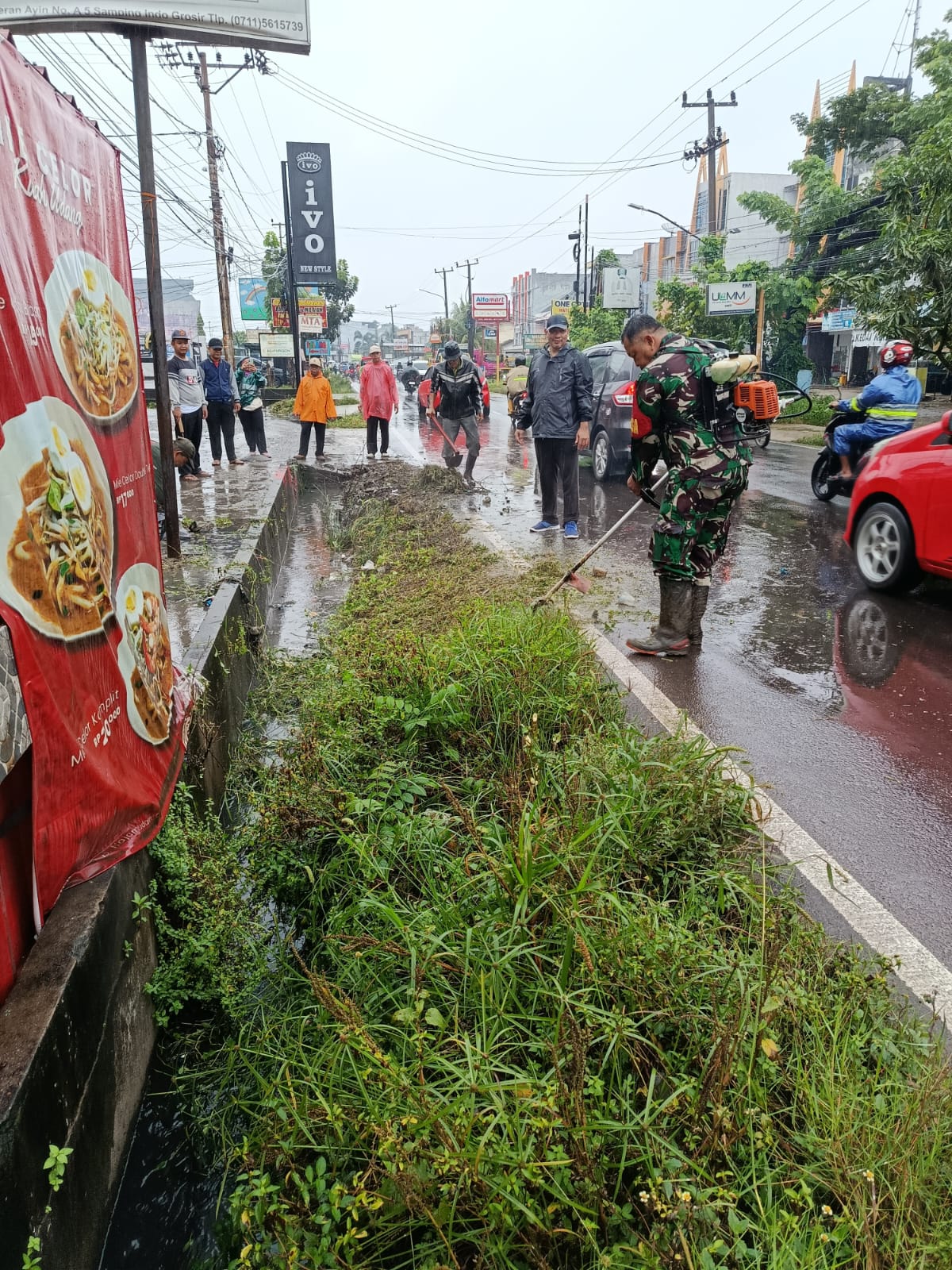Hujan Tak Surutkan Semangat, Babinsa Sukamaju Bersama Warga Gelar Gotong Royong 2