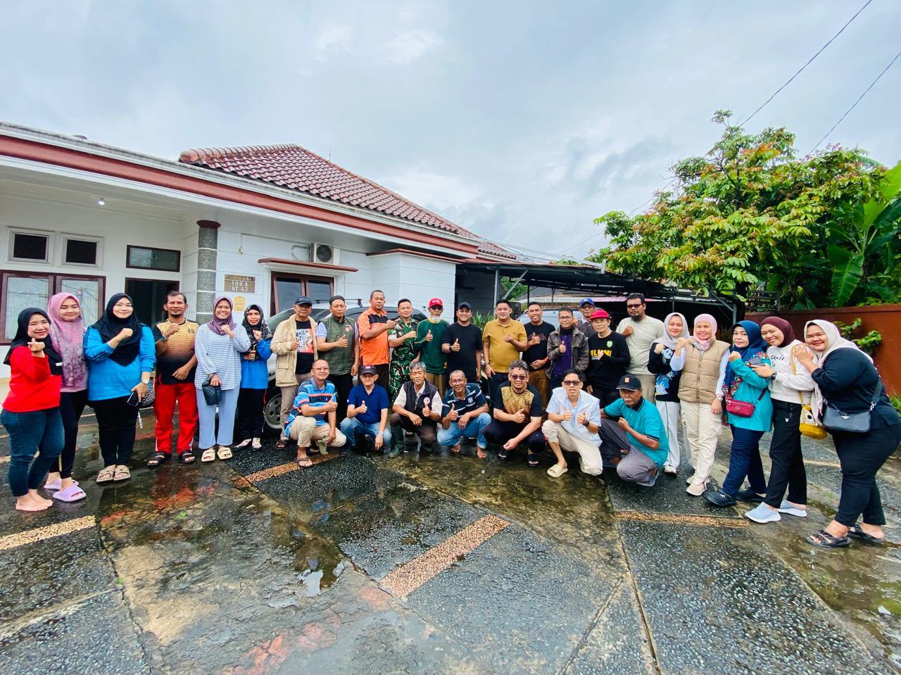 Babinsa Demang Lebar Daun Bersama Camat dan Lurah Gelar Komsos dan Gotong Royong Pindahan Kantor Kelurahan 1