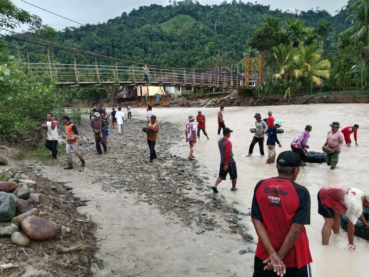 Pemerintah Nagari Tuik IV Koto Mudik Bersama Warga Gotong Royong Tangani Dampak Banjir 1