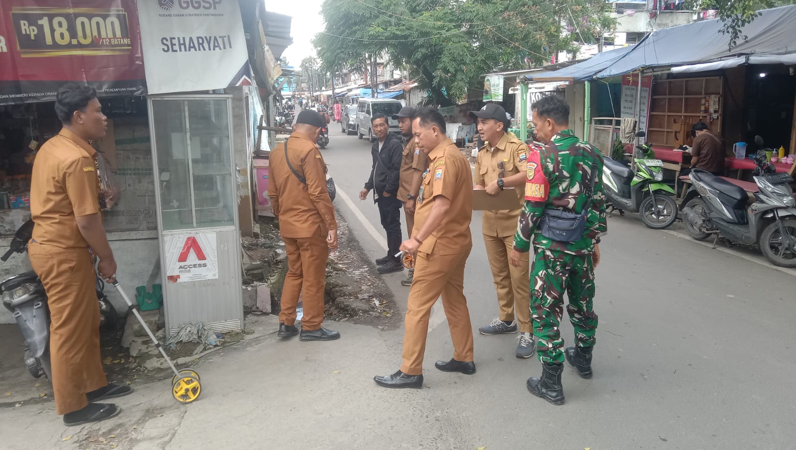 Babinsa 23 Ilir Dampingi PUPR Verifikasi Lapangan Usulan Pengaspalan dan Perbaikan Parit 1