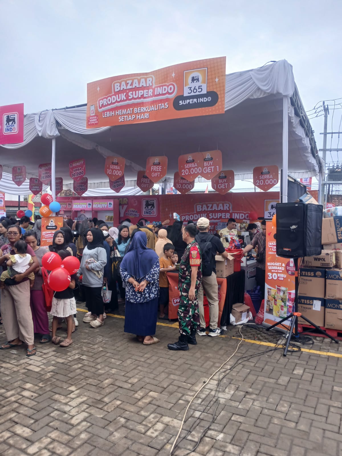 Babinsa Koramil 0418-02/Pakjo Komsos dan Monitoring Sembako Murah di Kelurahan Bukit Lama 1