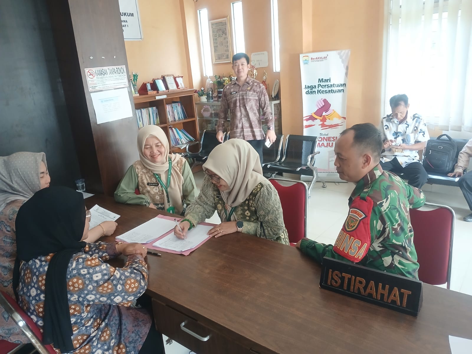 Babinsa Bukit Lama Koordinasi dengan Puskesmas Bahas Pencegahan DBD di Musim Hujan 1