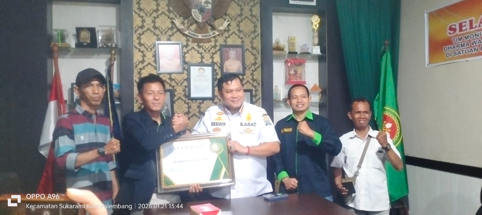 Dinilai Humanis dan Komunikatif, Kasat Pol PP Palembang Terima Penghargaan Hipasada 1