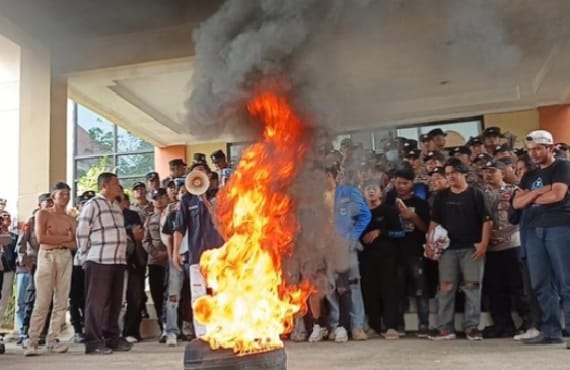 Pinjaman Rp230 Miliar Disorot, Aksi PMII di DPRD Tasikmalaya Memanas 1