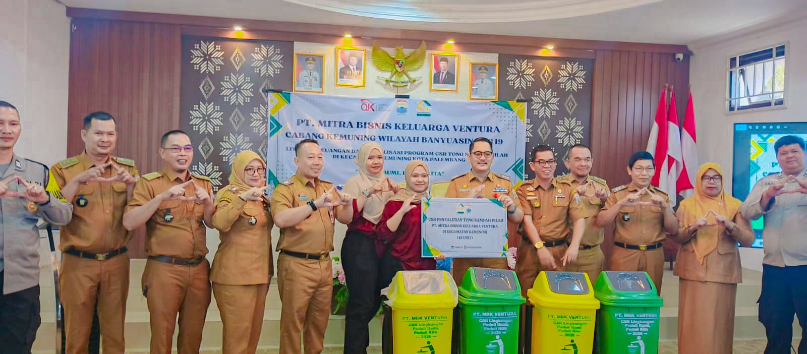 PT MBK Ventura Gelar Literasi Keuangan dan CSR di Kemuning, Bagikan 45 Tong Sampah Pilah 5