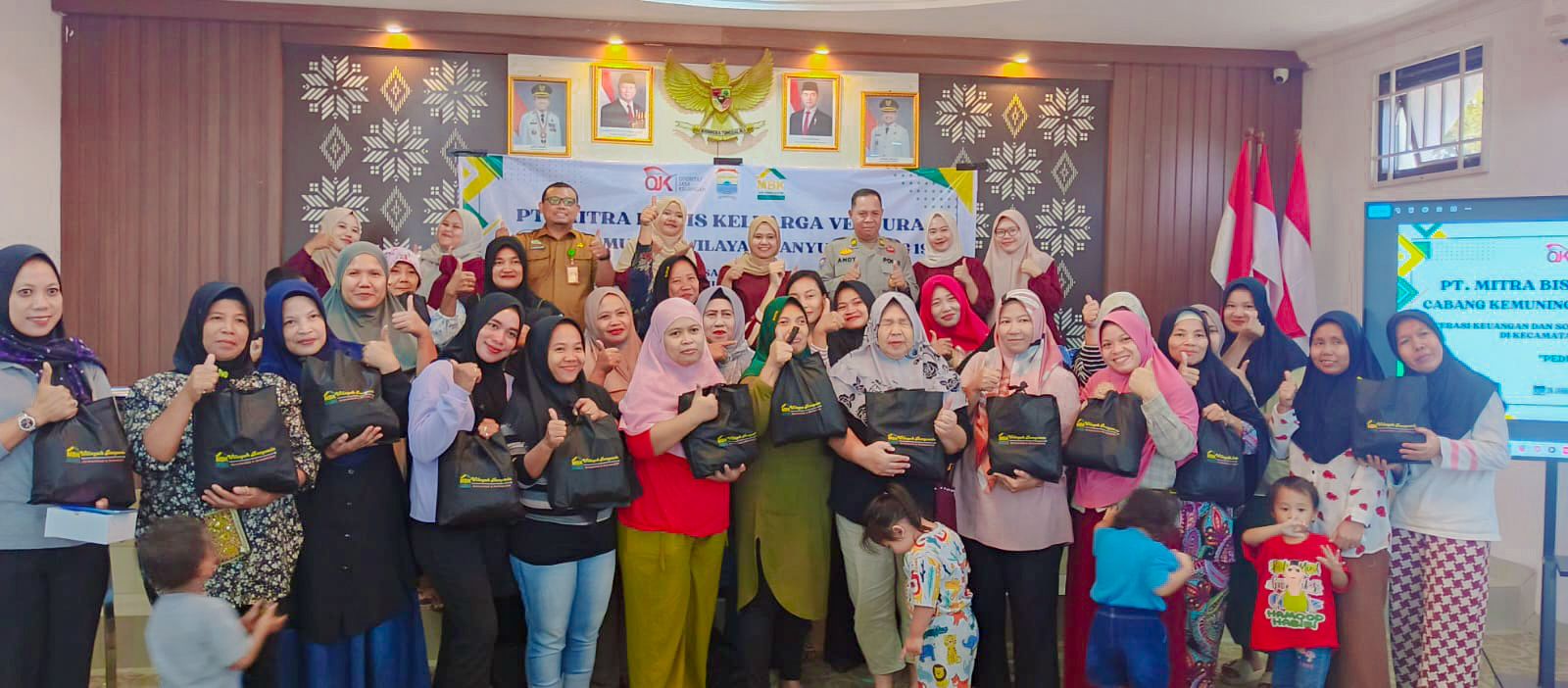 PT MBK Ventura Gelar Literasi Keuangan dan CSR di Kemuning, Bagikan 45 Tong Sampah Pilah 4