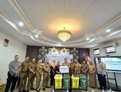 PT MBK Ventura Gelar Literasi Keuangan dan CSR di Kemuning, Bagikan 45 Tong Sampah Pilah
