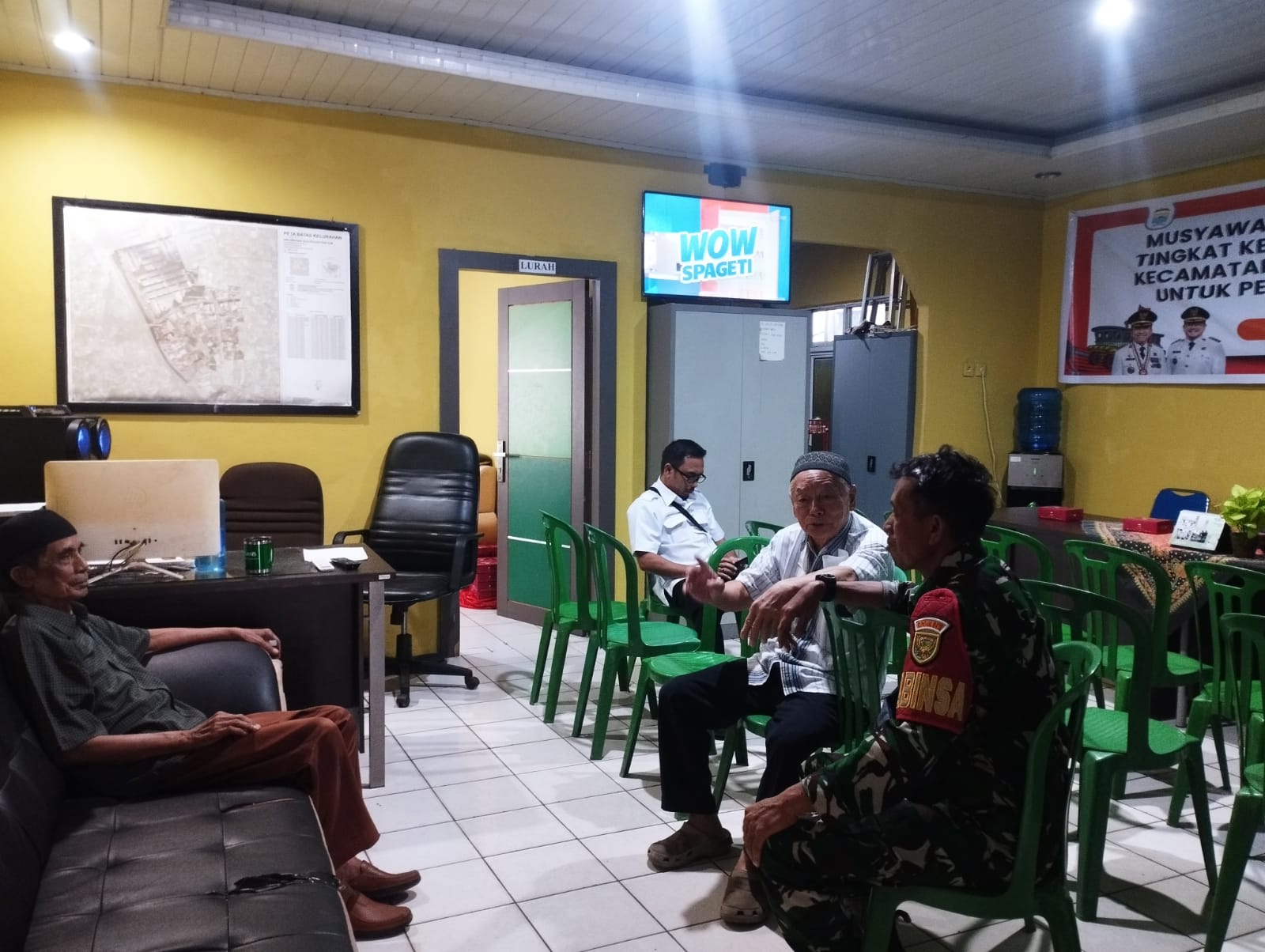 Babinsa 23 Ilir Dorong Aktifkan Pos Ronda, Respon Maraknya Pencurian Ban Mobil di Bukit Kecil 1