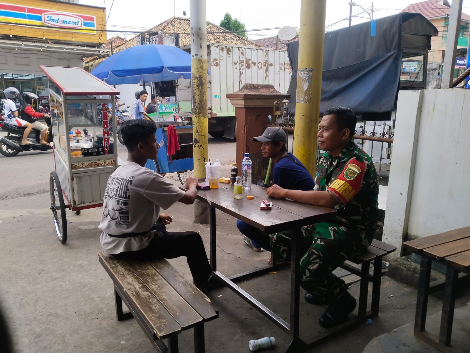 Babinsa Siring Agung Ingatkan Warga Waspada DBD Saat Musim Hujan 1